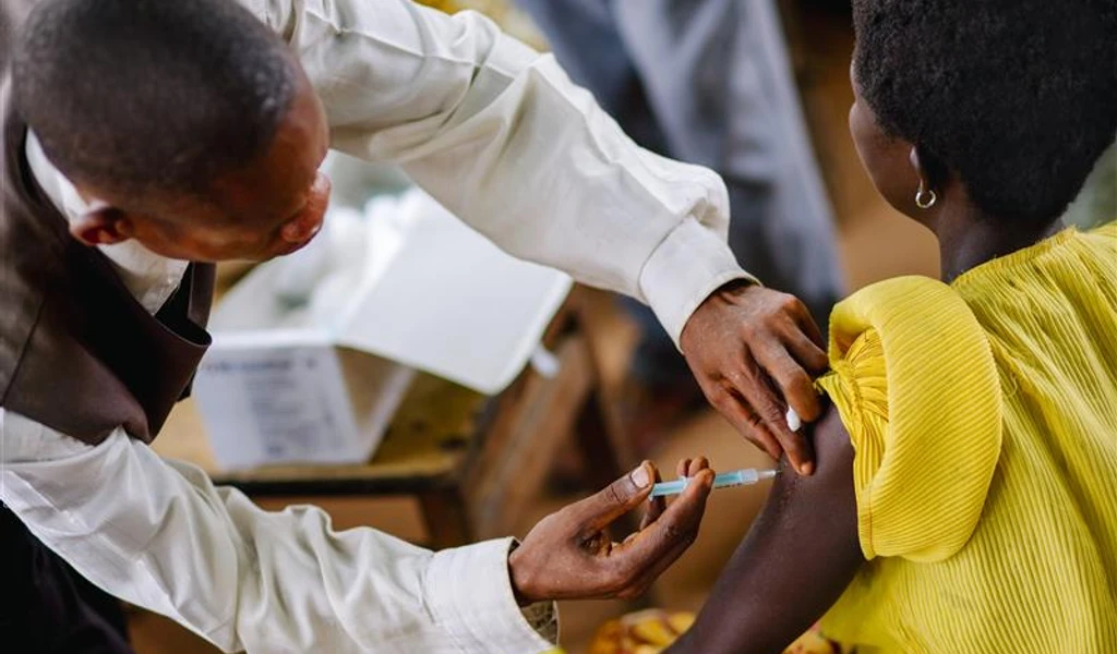 Doctor administering vaccine in DRC